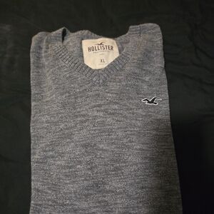 Hollister Men’s Gray V-Neck Sweater